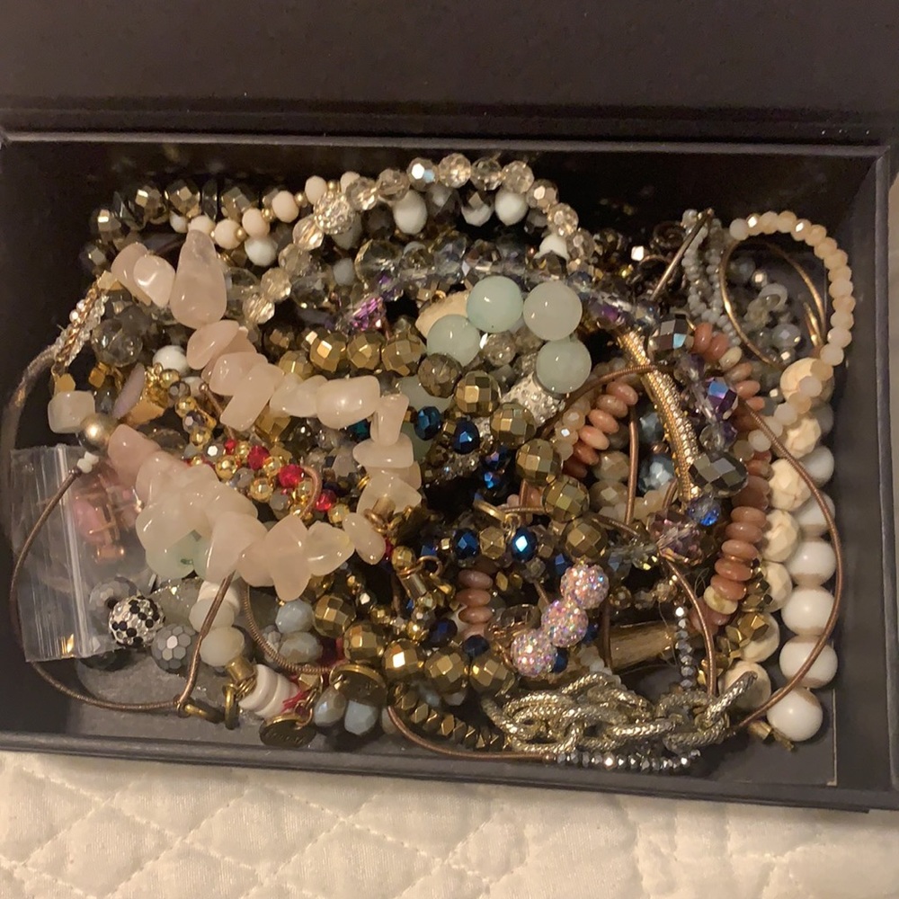 Box full off bracelets - Picture 2 of 3